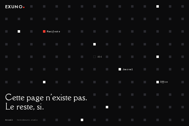 La page 404 d'Exuno sur ordinateur : une façade de fenêtres carrées en veille, une fenêtre vide étiquetée 404, 3 fenêtres allumées vers Manifeste, Journal et Offre, puis la phrase « Cette page n'existe pas. Le reste, si. »