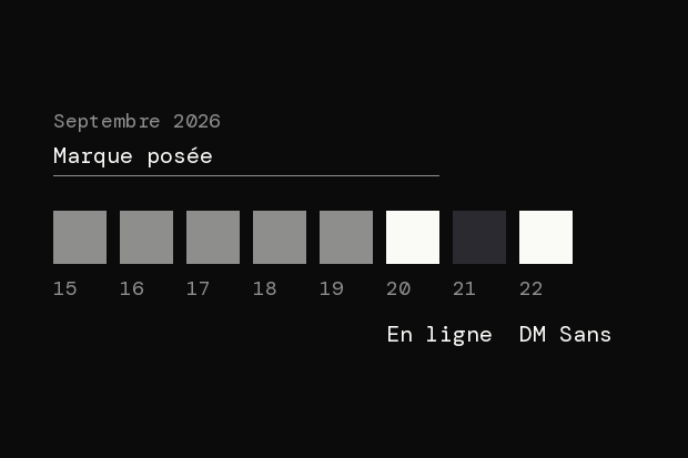 8 fenêtres, une par jour du 15 au 22 septembre 2026. Du 15 au 20, la marque est posée. Le 20, la page passe en ligne. Le 22, la police DM Sans entre dans la marque.
